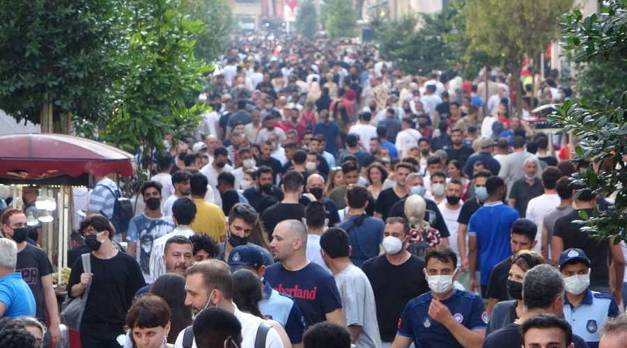 Bayram arefesinde Taksim'de yoğunluk