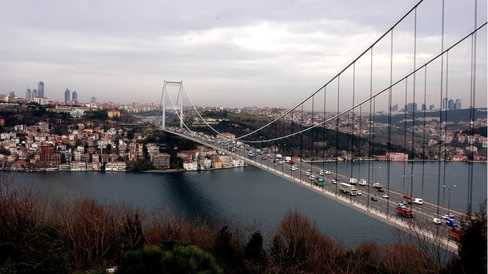 Bayramda otoyol ve k�pr�lerden 12,3 milyon ara� ge�ti