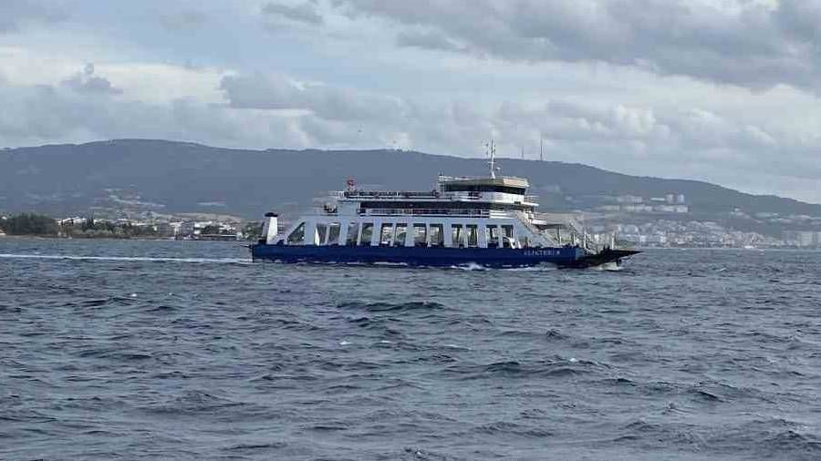 Bozcaada ve G�k�eada'ya feribot seferlerine f�rt�na engeli