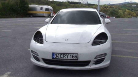 Bunlarda lüks otomobillerin farlarına çalıyor