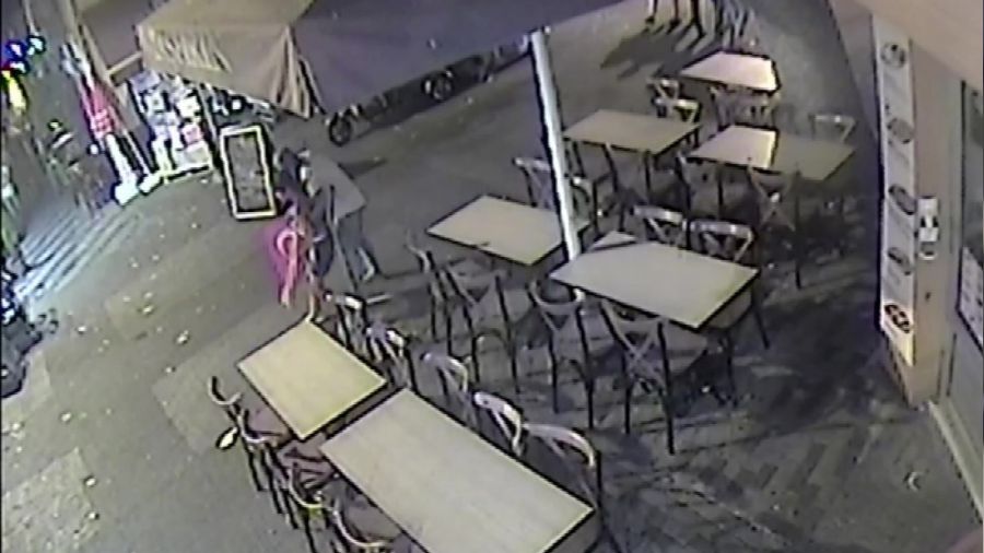 Büyükada'da sokak ortasında kız çocuğunu kaçırmaya çalıştı, vatandaş engelledi
