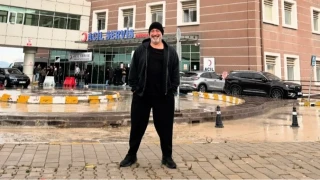 Cem Yılmaz kalp krizinin ardından tedavi gördüğü hastaneye geldi
