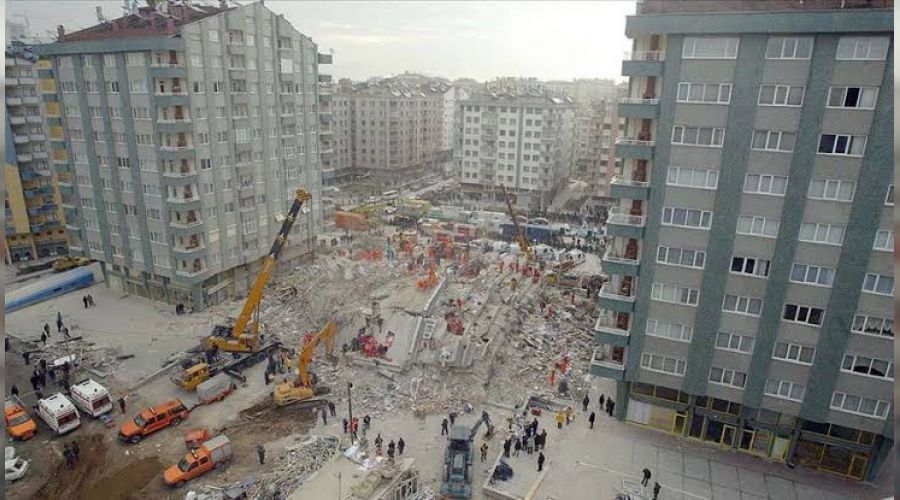 Çöken binadan kurtuldu, balkondan düşerek hayatını kaybetti