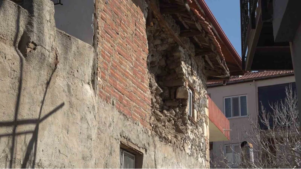 Denizli depreminde Buldan'daki eski yap�larda b�y�k hasarlar olu�tu