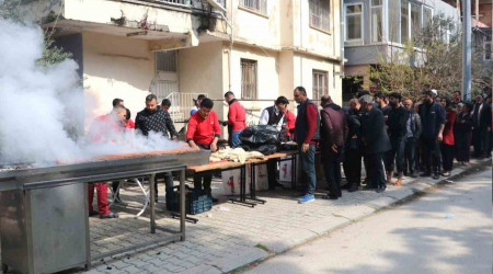 Depremzedeler için mangal kurup binlerce kebap dağıttı