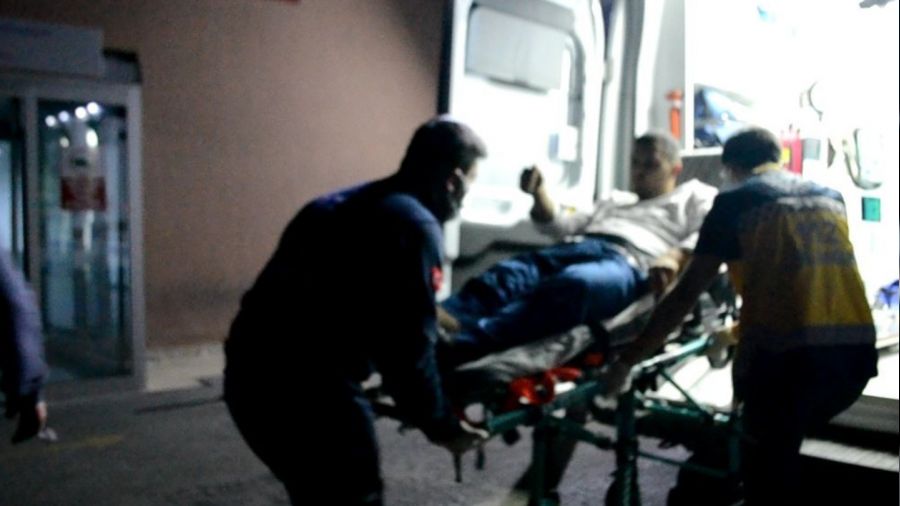 D���ndeki tart��ma sonras� otomobiliyle iki ki�iyi ezdi