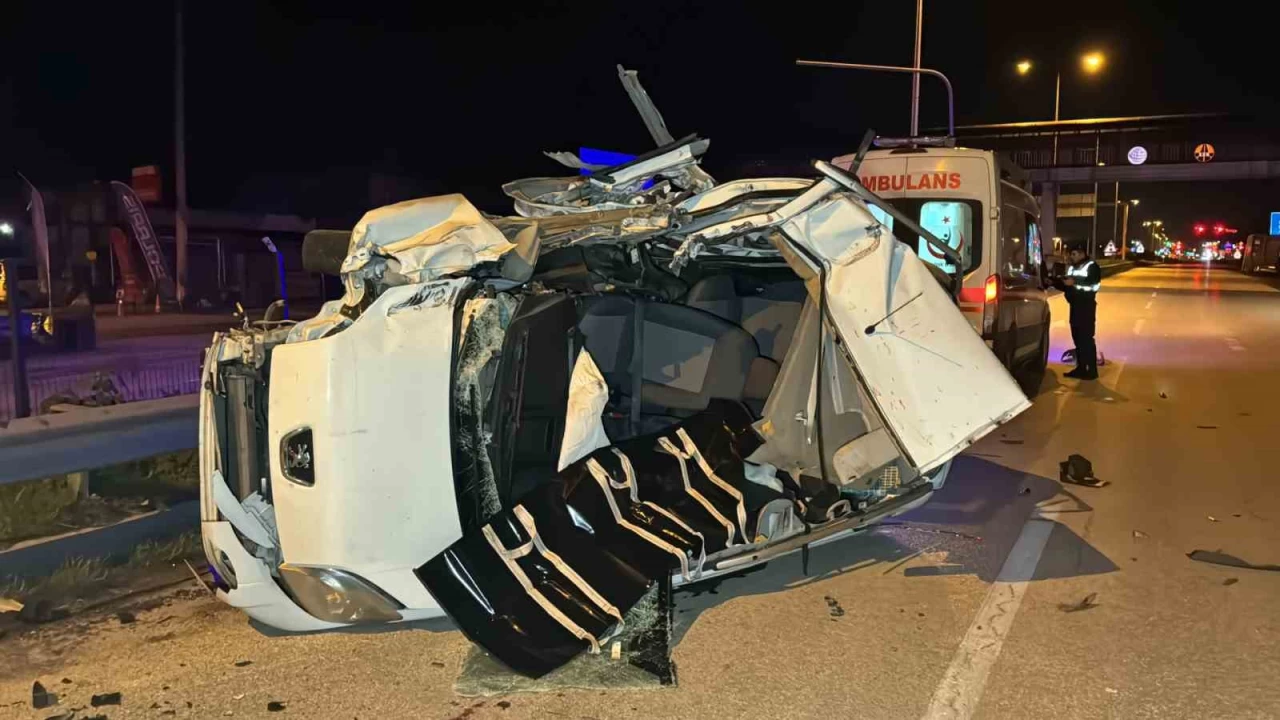 Düzce'de tıra arkadan çarpan ticari araç hurda yığınına döndü: 1 ölü, 1 yaralı