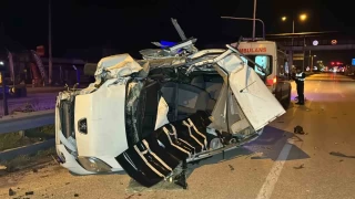 Düzce'de tıra arkadan çarpan ticari araç hurda yığınına döndü: 1 ölü, 1 yaralı