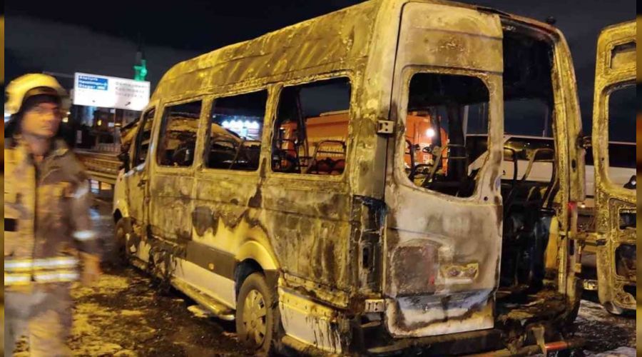 E-5'te servis minibüsü alev topuna döndü