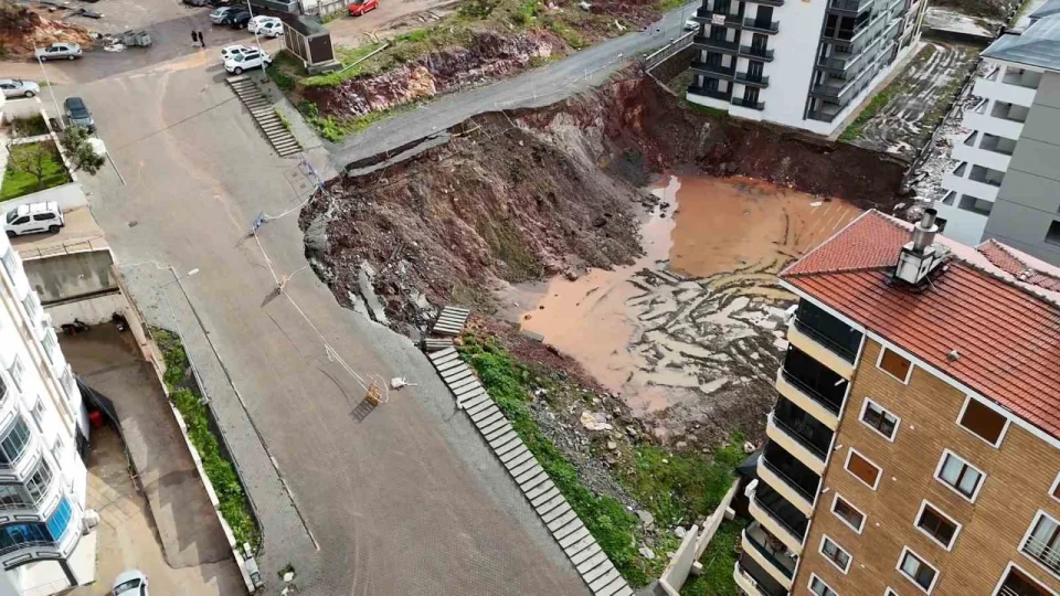 Edremit'te in�aat alan�nda toprak kaymas�