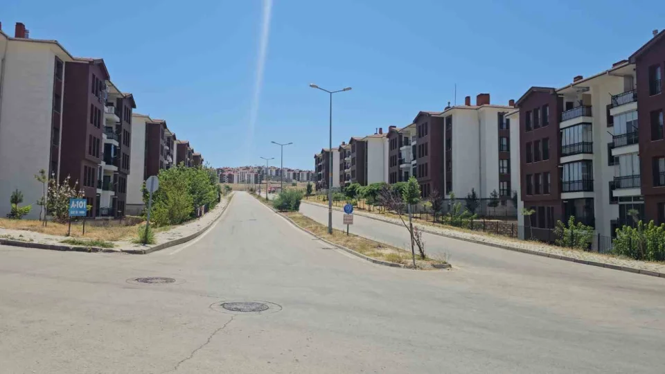 Elaz��'da kavurucu s�caklar yollar� bo�altt�