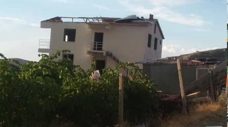 Elazığ'da şiddetli rüzgar 3 evin çatısını uçurdu