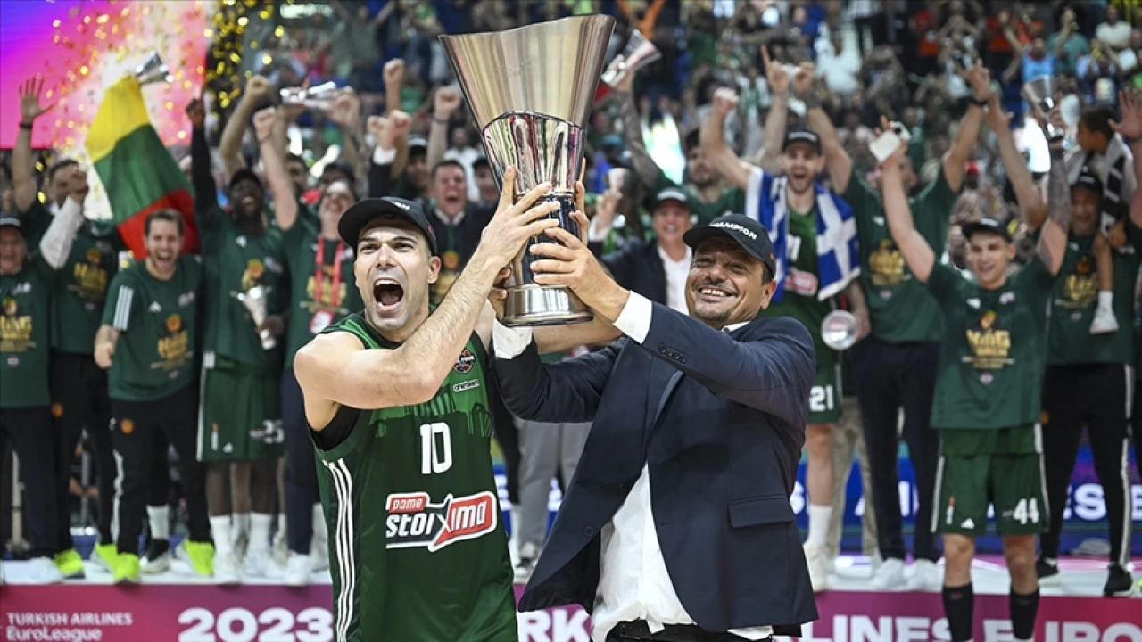 Ergin Ataman y�l�n antren�r� se�ildi