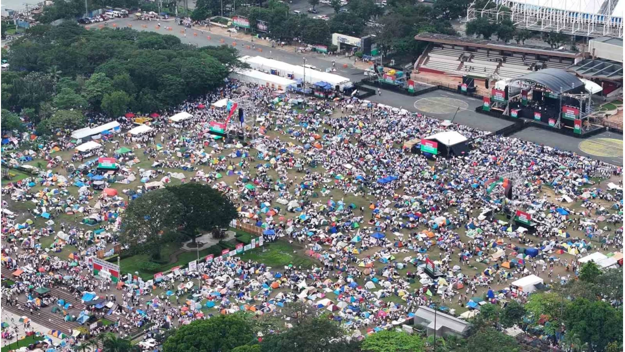 Filipinler'de 650 binden fazla kişi sokaklara döküldü