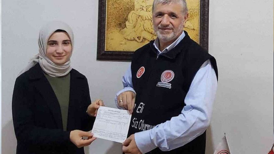 Genç öğretmen ilk maaşını ve aldığı promosyonu yetimlere bağışladı