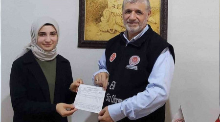 Genç öğretmen ilk maaşını ve aldığı promosyonu yetimlere bağışladı