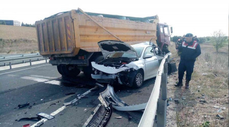 Hafriyat kamyonu otomobili biçti