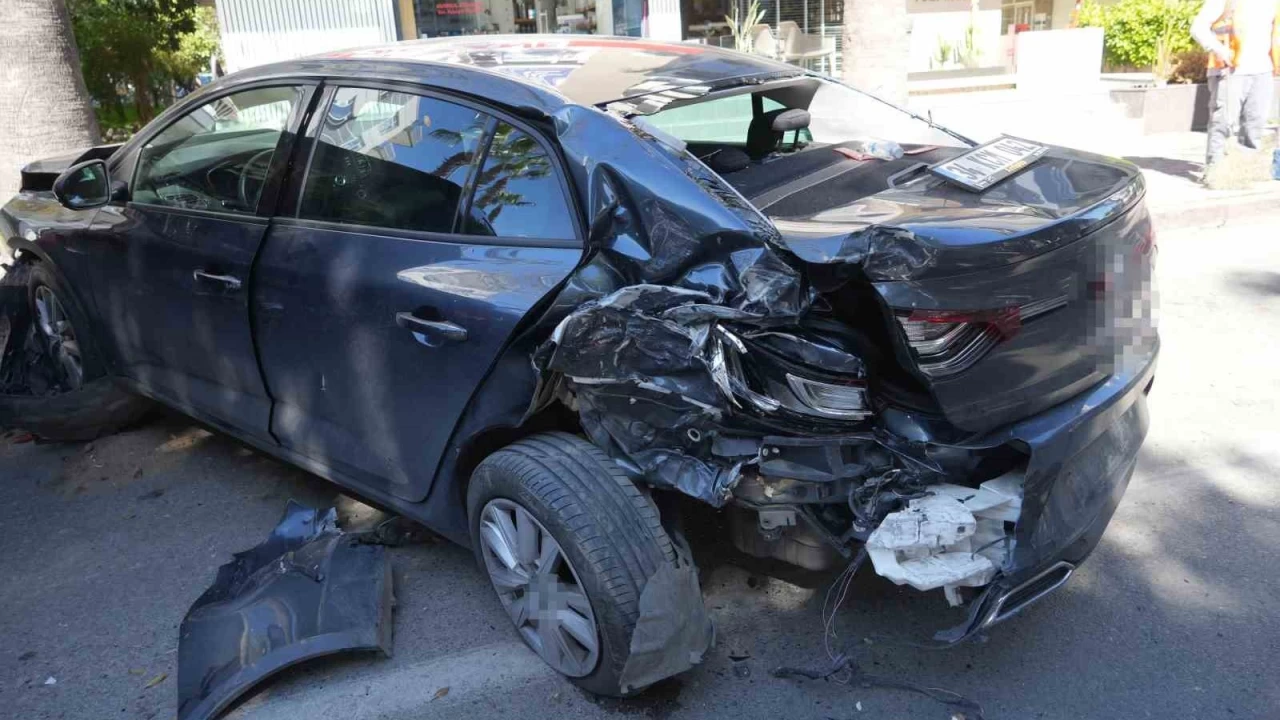 Halk otobüsü park halindeki 4 araca çarptı