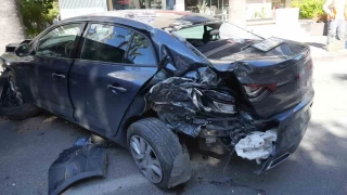 Halk otobüsü park halindeki 4 araca çarptı