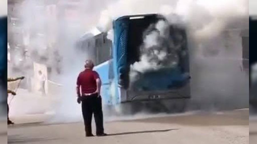Halk otobüsü seyir halindeyken alev aldı