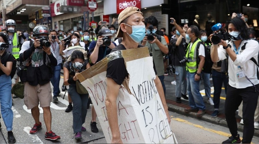 Hong Kong'da sokaklar yine karıştı