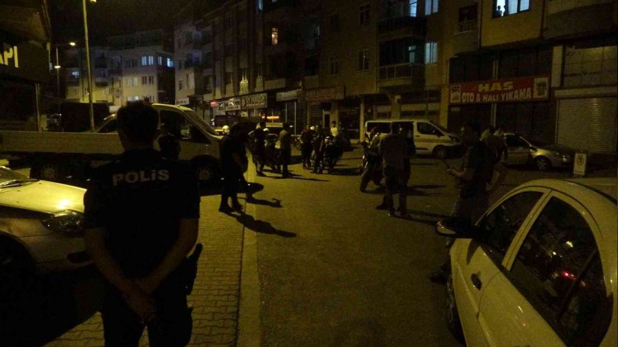 Husumetliler sokak ortasında çatıştı