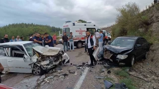İki otomobil kafa kafaya çarpıştı: 1 ölü, 1 yaralı