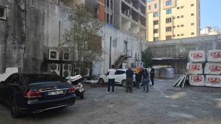 İnşaattan düşen malzemeler araçlara zarar verdi