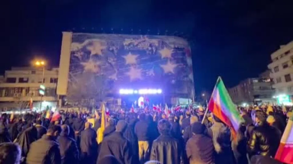 �ran'da y�z binler �srail-ABD sald�r�lar�n� protesto i�in meydanlara indi