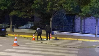 İş yerinden çıkan şahıslara silahla saldırdılar: 2 yaralı