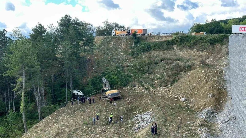���ileri ta��yan minib�s, �arampole yuvarland�: 1 �l�, 4 yaral�