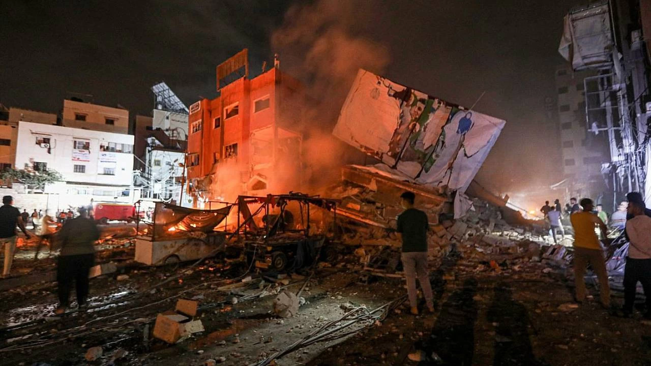 srail ordusu Gazze'nin gneyinde Filistinlilerin snd okulu bombalad