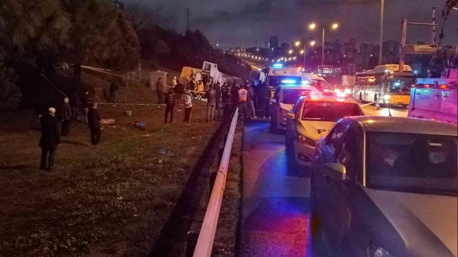 İstanbul'da hafriyat kamyonu devrildi: 1 ölü, 1 yaralı