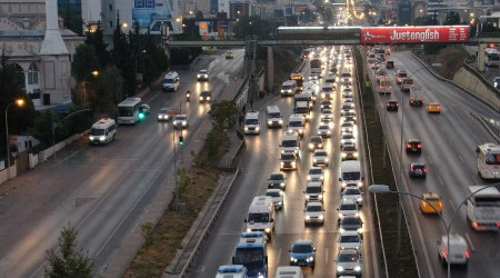 stanbul'da haftann ilk i gnnde trafik younluu