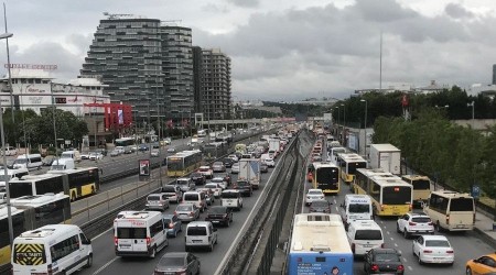 İstanbul'da sağanak yağış sonrası trafik yoğunluğu yüzde 72'ye çıktı