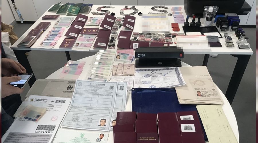 İstanbul'da sahte seyahat belgesi operasyonu