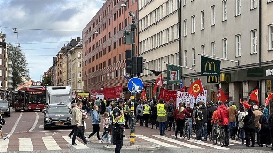 İsveç'te terör örgütü PKK yandaşları polis korumasında Türkiye'yi protesto etti