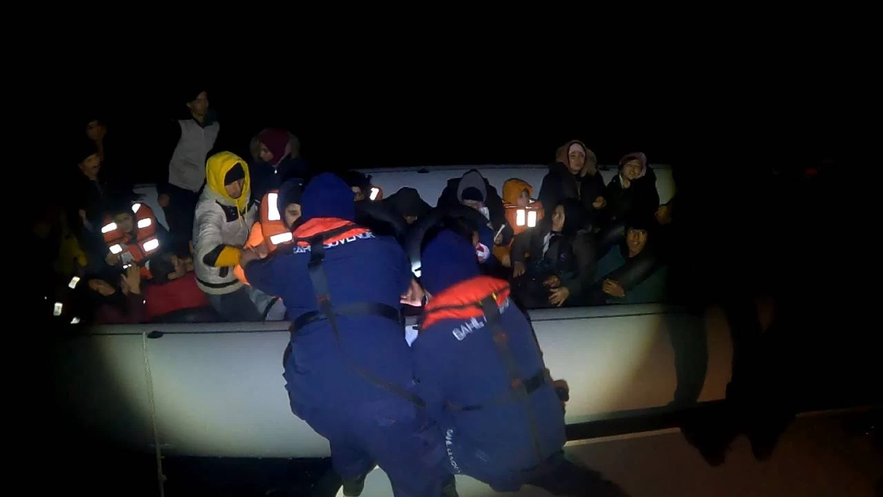 �zmir a��klar�nda 30 d�zensiz g��men kurtar�ld�