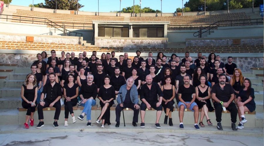 �zmir �ehir Tiyatrosu perde a��yor