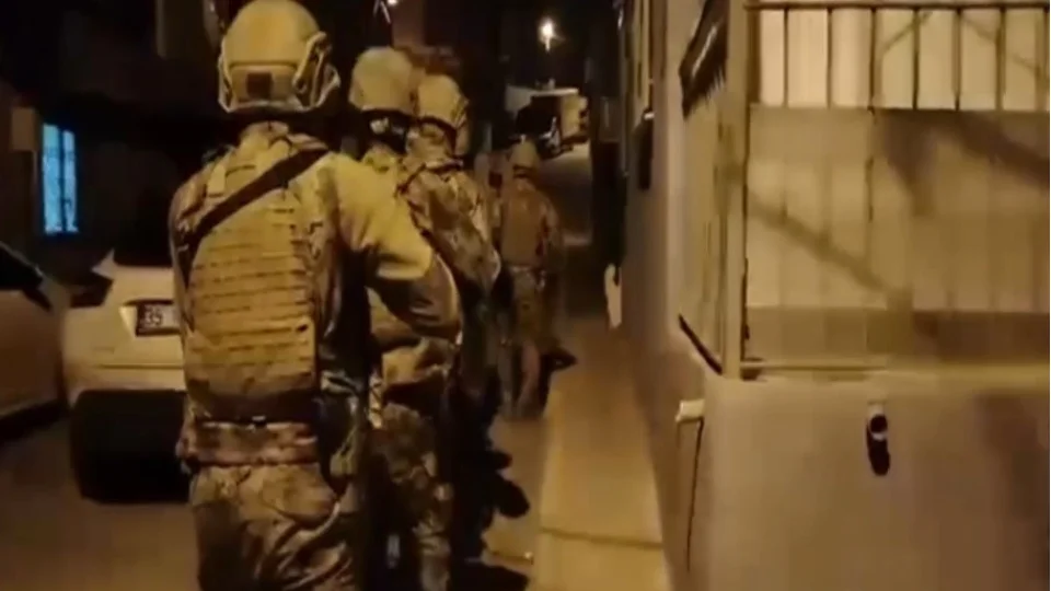 �zmir'de su� �rg�t� operasyonu: 1 milyar TL para hareketi