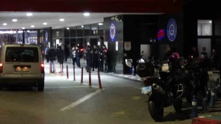İzmir'de şüpheli araç kovalayan motosikletli polis ekibi ölümden döndü