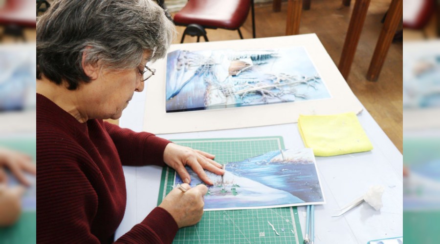 Ka��tlar kad�nlar�n elinde hayat buluyor