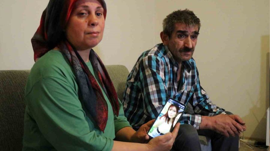 Kaybolan kızlarını beklerken kayalıklarda bulunan çantası geldi