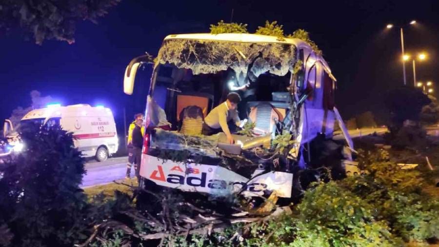 Kayseri'de kontrolden ��kan yolcu otob�s� dire�e �arpt�: 16 yaral�