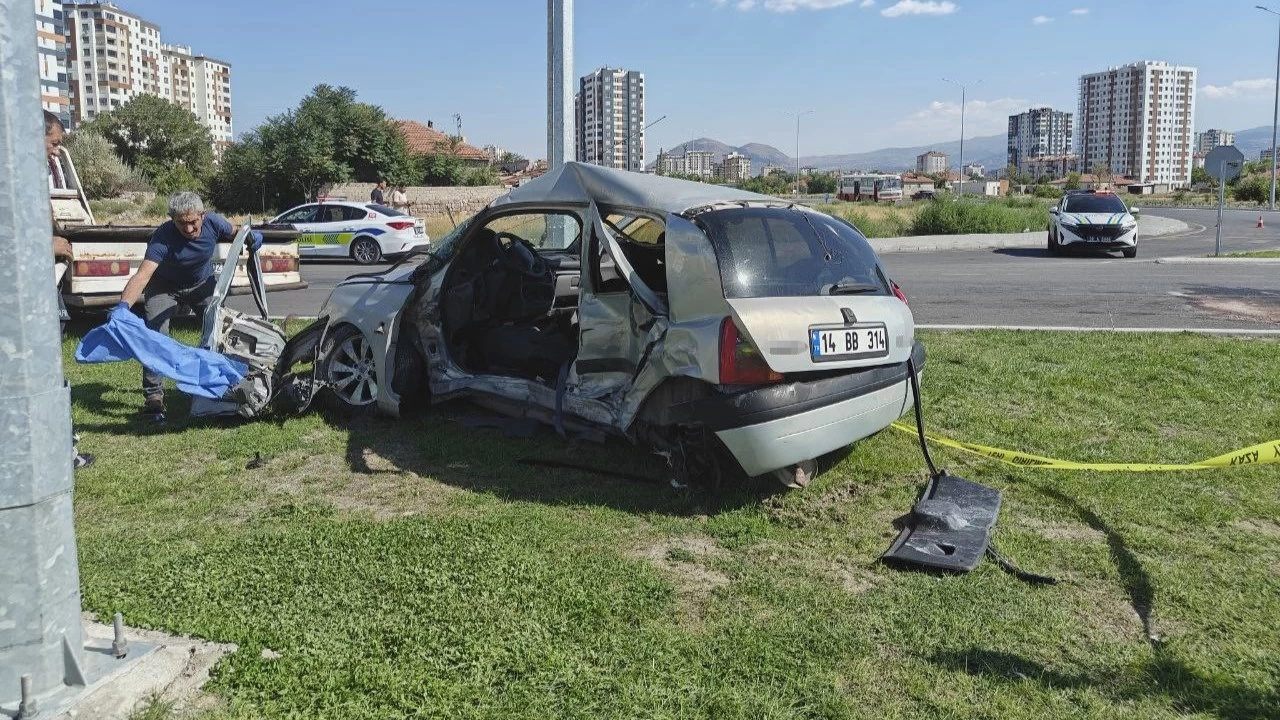 Kayseri'de trafik kazas�: 2 �l�, 2 yaral�