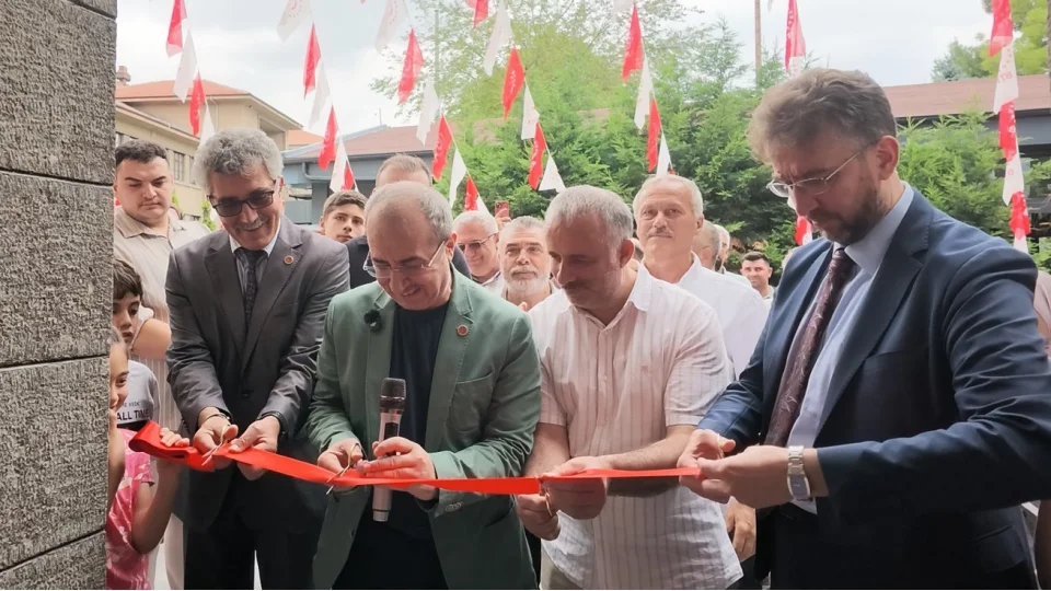 Kepekçi: “Bu kapı bir parti binasının değil, milletin kapısıdır”