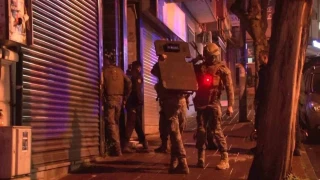 Komşusunun kapısına balyoz ve matkapla saldırıp ateşe verdi