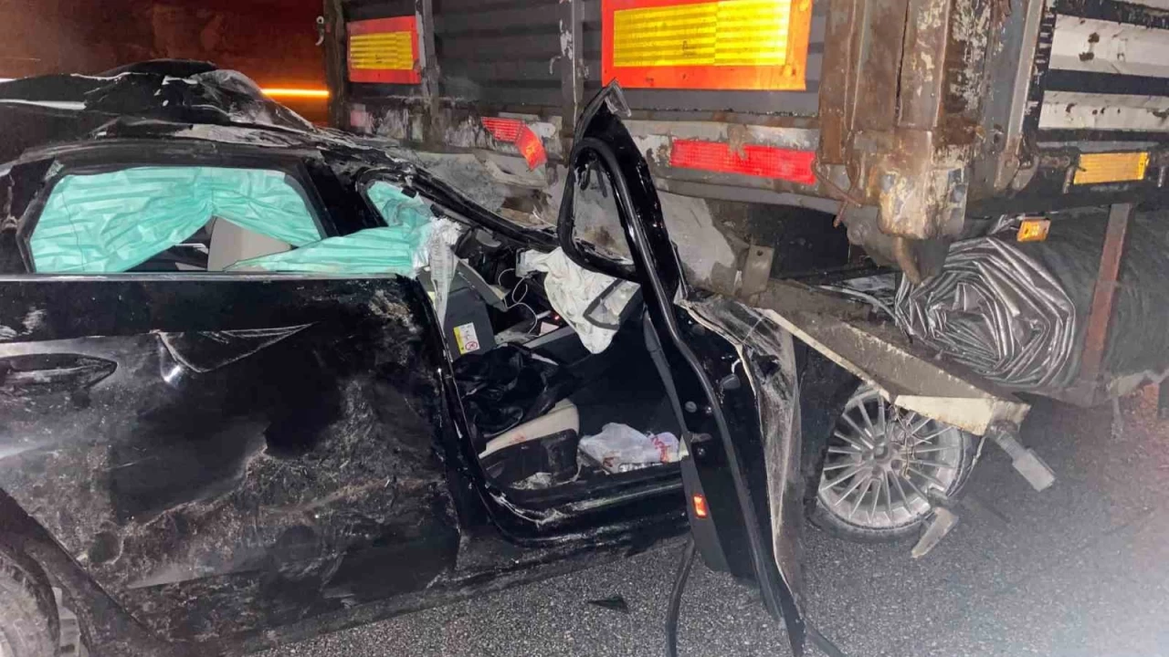 Kontrolden çıkan araç tırın altına girdi: 1'i ağır 2 yaralı