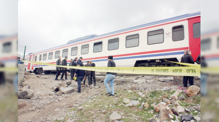 Kulaklkla mzik dinlerken tren arpt