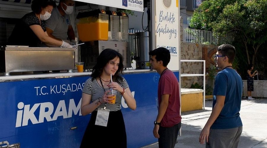 Ku�adas� Belediyesi'nden ��rencilere vitamin deste�i